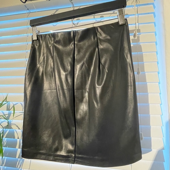 Pull on mini faux leather skirt - Picture 2 of 2